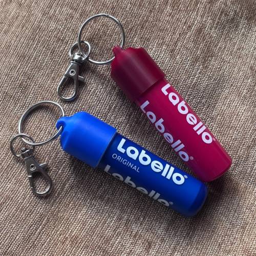 Labello Halter Anhänger Rot, Blau 2er Set | Charm, Accessoire | Handtaschen Schmuck, Schlüsselanhänger