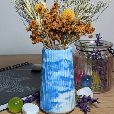 Kleine gerillte Vase aus Raysin 200 – Handgemachte Mini-Vase mit Marmorierung, skandinavisches Design, 10 cm