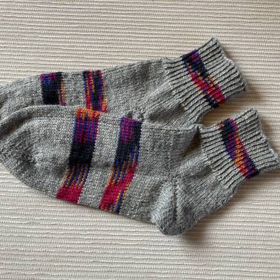 Sneaker-Socken in Größe 40/41, pfiffige Socken für coole Füße in Größe 40/41, Sneakers „Herbst“ in grau-bunt