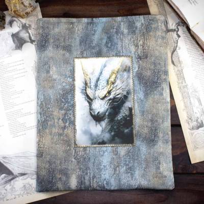 Buchtasche Azurhauch, der blaue Drache für Taschenbücher & Hardcover | gepolsterte Buchhülle aus Stoff | handgefertigt