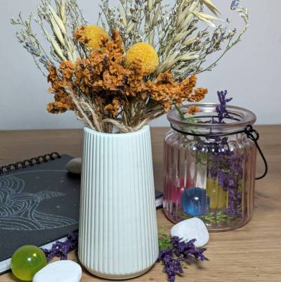 Handgemachte Mini-Vase aus Raysin 200 – Gerillte Deko-Vase mit Marmorierung, ca. 10 cm, skandinavisch, Unikat