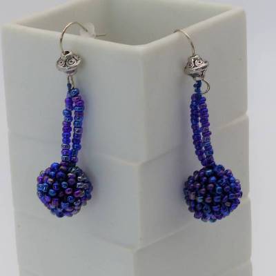 Kugelohrringe - Ohrhänger blauviolett irisierend - Kugel aus Glasperlen gehäkelt - Ohrschmuck  - Häkelschmuck