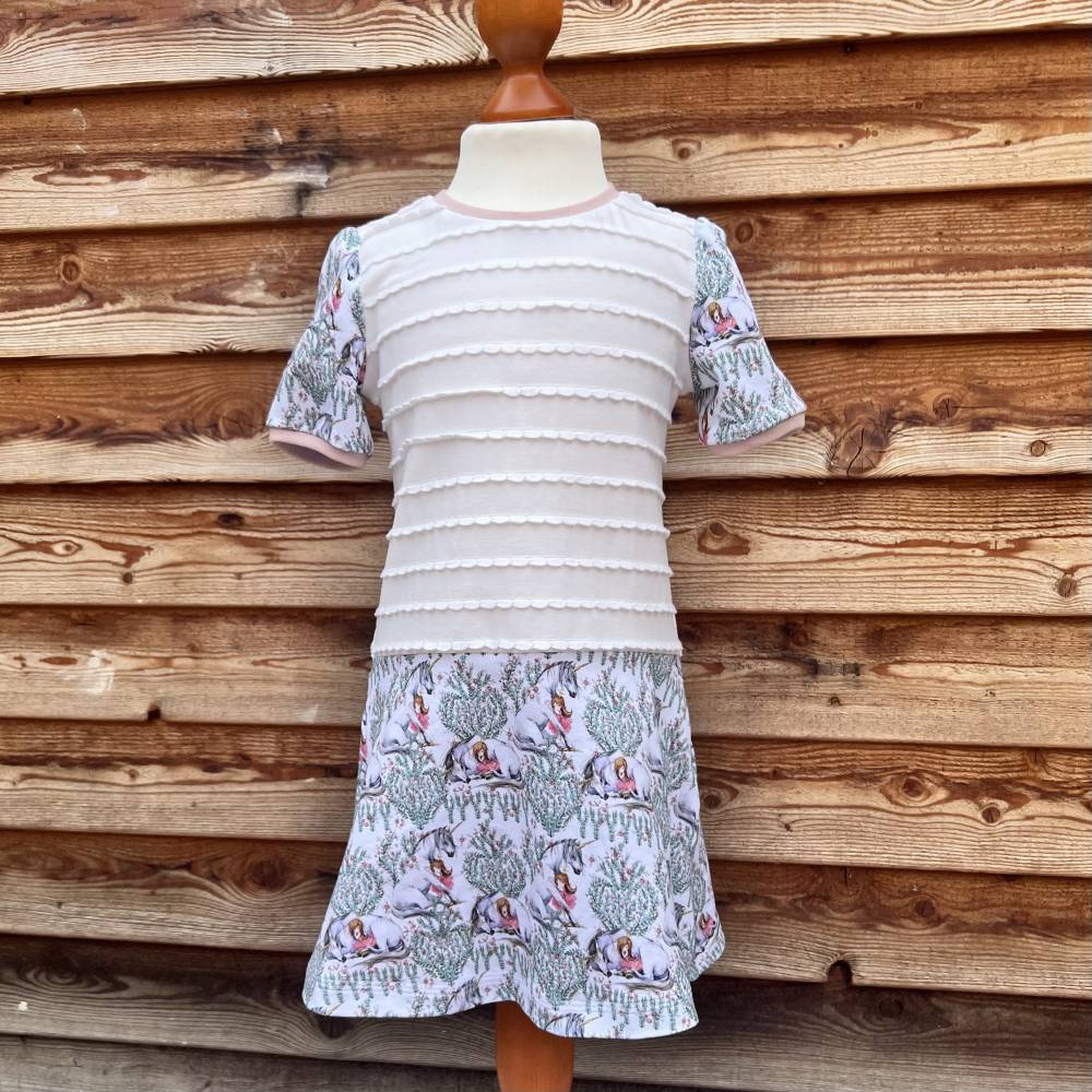 Drehkleid Einhorn Gr. 110 Rüschenjersey Bild 1