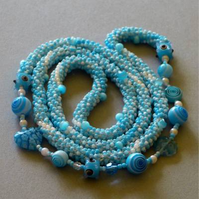 Lange Glasperlenkette gehäkelt, blau weiß, 84 cm, Häkelkette, Halskette, Perlenkette, Häkelschmuck handgemacht