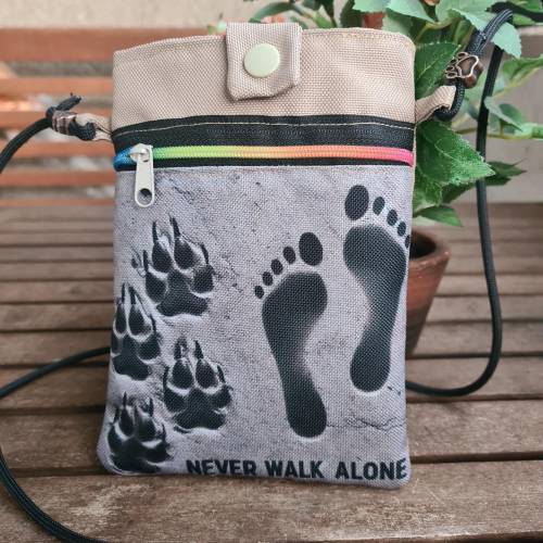 Gassi-Tasche wasserfest „Never Walk Alone“ | Kotbeutelspender | Kleine Umhängetasche mit Reißverschluss | Paracord-Band 
