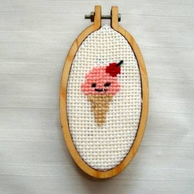 Kühlschrankmagnet mit niedlicher Eiswaffel, Kreuzstich, oval, groß