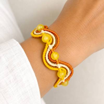 wellenförmiges Makramee Armband in gelb und orange mit satinierten Glasperlen