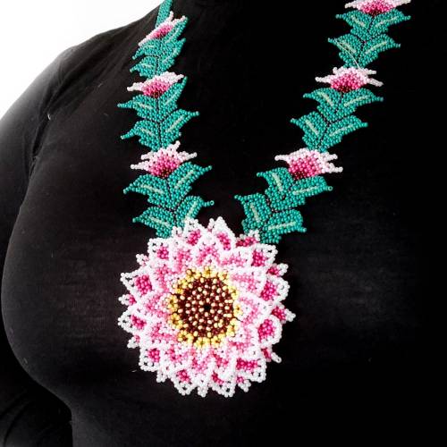 Perlenkette mit 3D Blumen – handgefertigte Statement Halskette aus tschechischen Glasperlen