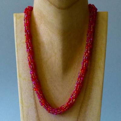 Halskette, Häkelkette im Mix rot orange, 46 cm, Perlenkette aus Glasperlen gehäkelt, Rocailles, Häkelschmuck