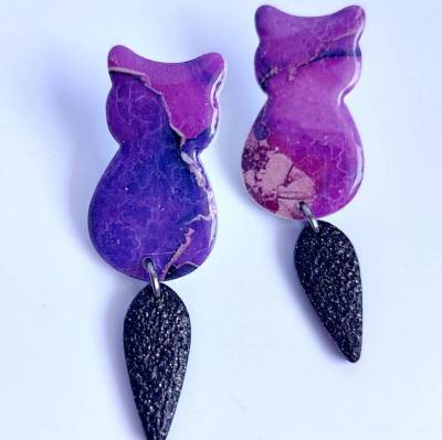 Katzenanhänger lang – Handgemachter Schmuck aus PolymerClay und Edelstahl