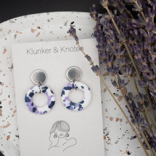 Silberfarbene Terrazzo-Ohrringe aus Edelstahl mit leichten Anhängern aus Polymer Clay I Klunker & Knoten