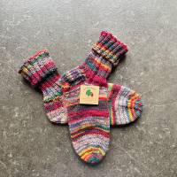 Handgestrickte Kindersocken Gr. 32/33 (9-10 Jahre) rot-multicolor – Wollsocken mit doppeltem Bund, warm & langlebig