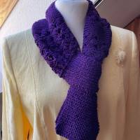Handgestrickter Wollschal 75 cm veilchenblau– Strickschal mit Schlaufe für Damen & Mädchen, farbiges Accessoire
