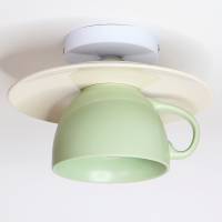 Moderne Tassenlampe, Deckenleuchte aus einer großen Jumbo-Tasse, Küchenlampe aus Keramik in Hellgrün und Hellbeige