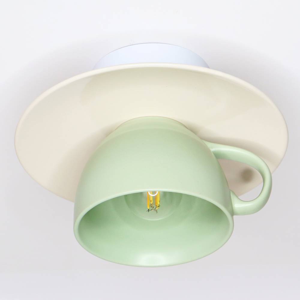 Moderne Tassenlampe, Deckenleuchte aus einer großen Jumbo-Tasse, Küchenlampe aus Keramik in Hellgrün und Hellbeige Bild 2