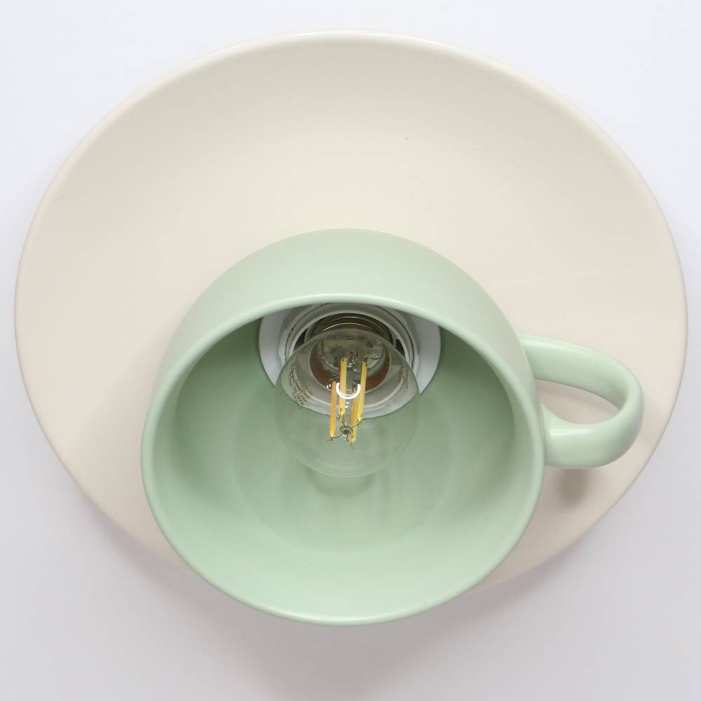 Moderne Tassenlampe, Deckenleuchte aus einer großen Jumbo-Tasse, Küchenlampe aus Keramik in Hellgrün und Hellbeige Bild 3