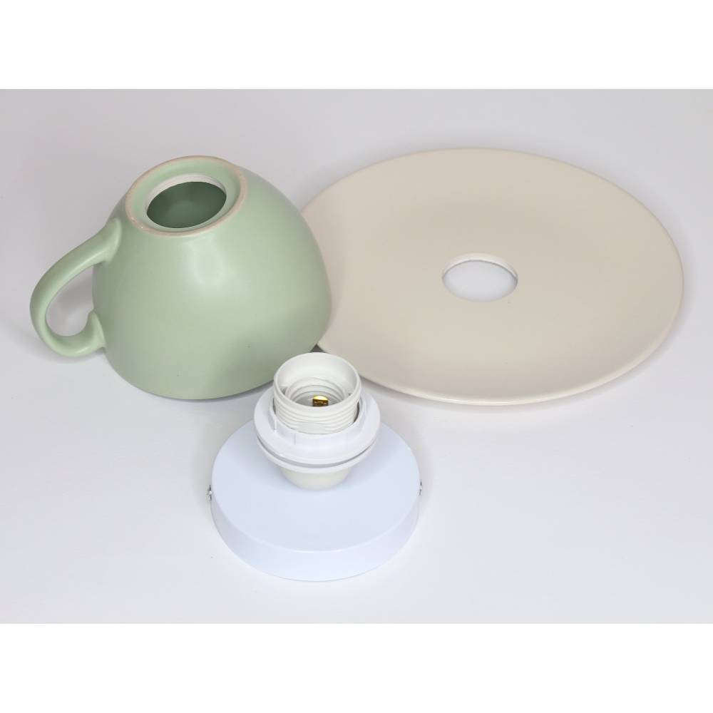 Moderne Tassenlampe, Deckenleuchte aus einer großen Jumbo-Tasse, Küchenlampe aus Keramik in Hellgrün und Hellbeige Bild 4