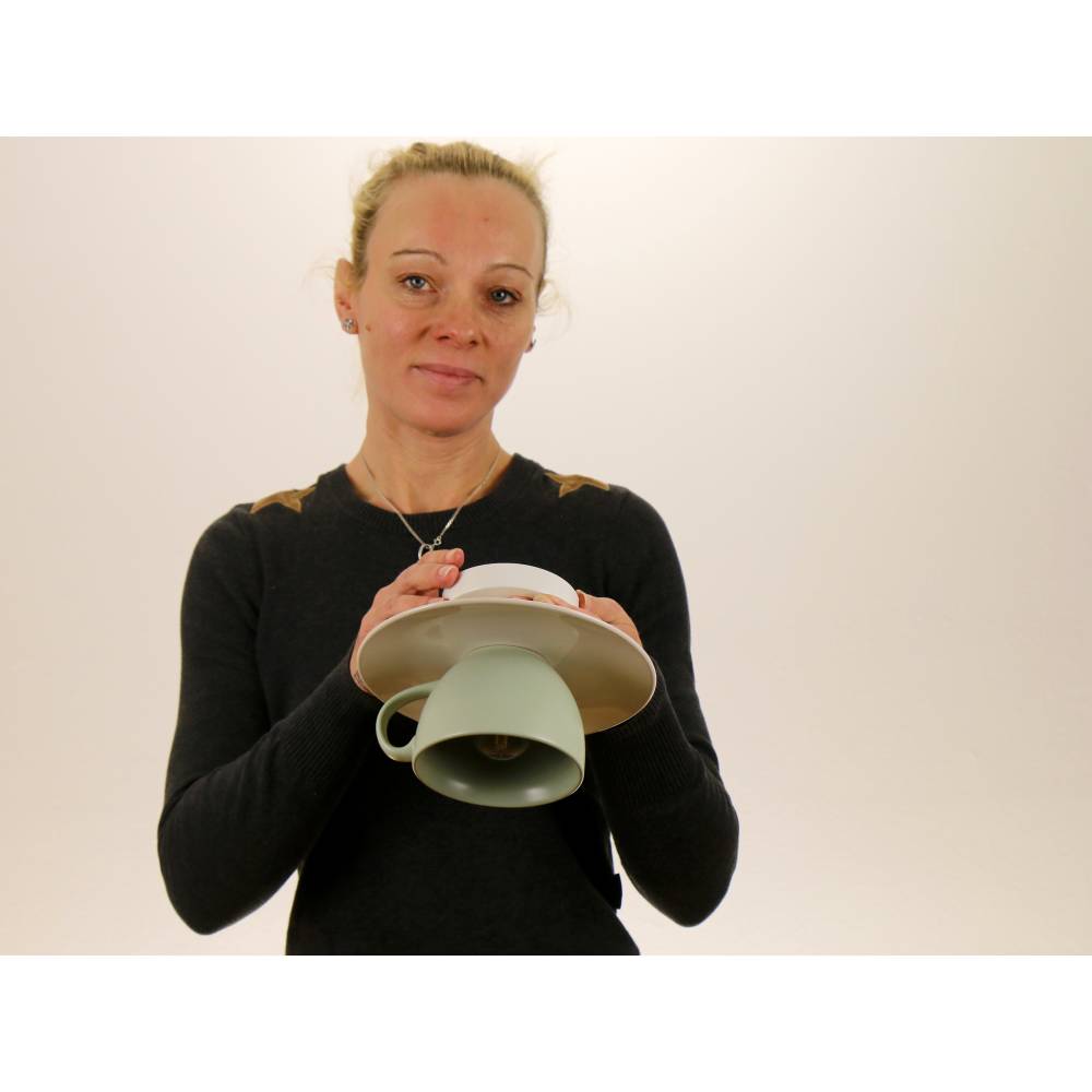 Moderne Tassenlampe, Deckenleuchte aus einer großen Jumbo-Tasse, Küchenlampe aus Keramik in Hellgrün und Hellbeige Bild 5