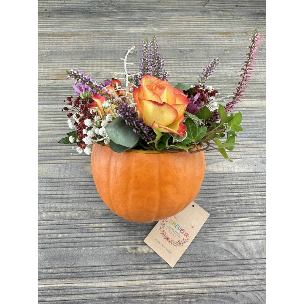 Herbst- Gesteck im echten Kürbis mit Rosen & Heidekraut- Florale Tischdeko/ Herbstdekoration von Lunevera