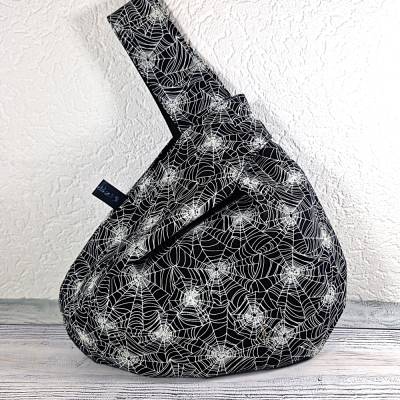 Strickprojekt-Beutel mit Spinnennetzen schwarz weiß, fluoriszierend