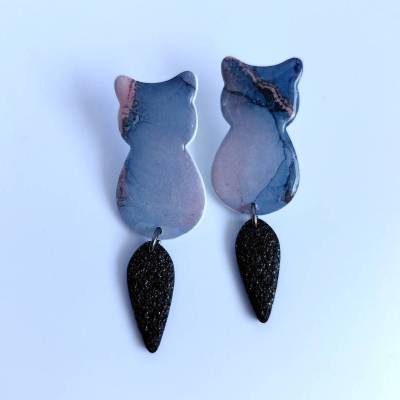 Katzenanhänger lang – Handgemachter Schmuck aus PolymerClay und Edelstahl