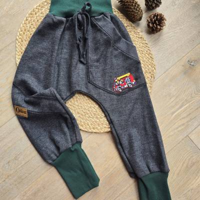 Kinder Baumwolle Pumphose grau Gr.116/122 – Handgemachte Unikat-Stoffhose für Frühling & Herbst Feuerwehrwagen