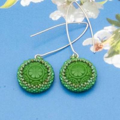Lässige grüne Ohrringe, handgemachte Ohrhänger Unikate aus Glasperlen, Ohrschmuck, Geschenkidee für Frauen, Weihnachten
