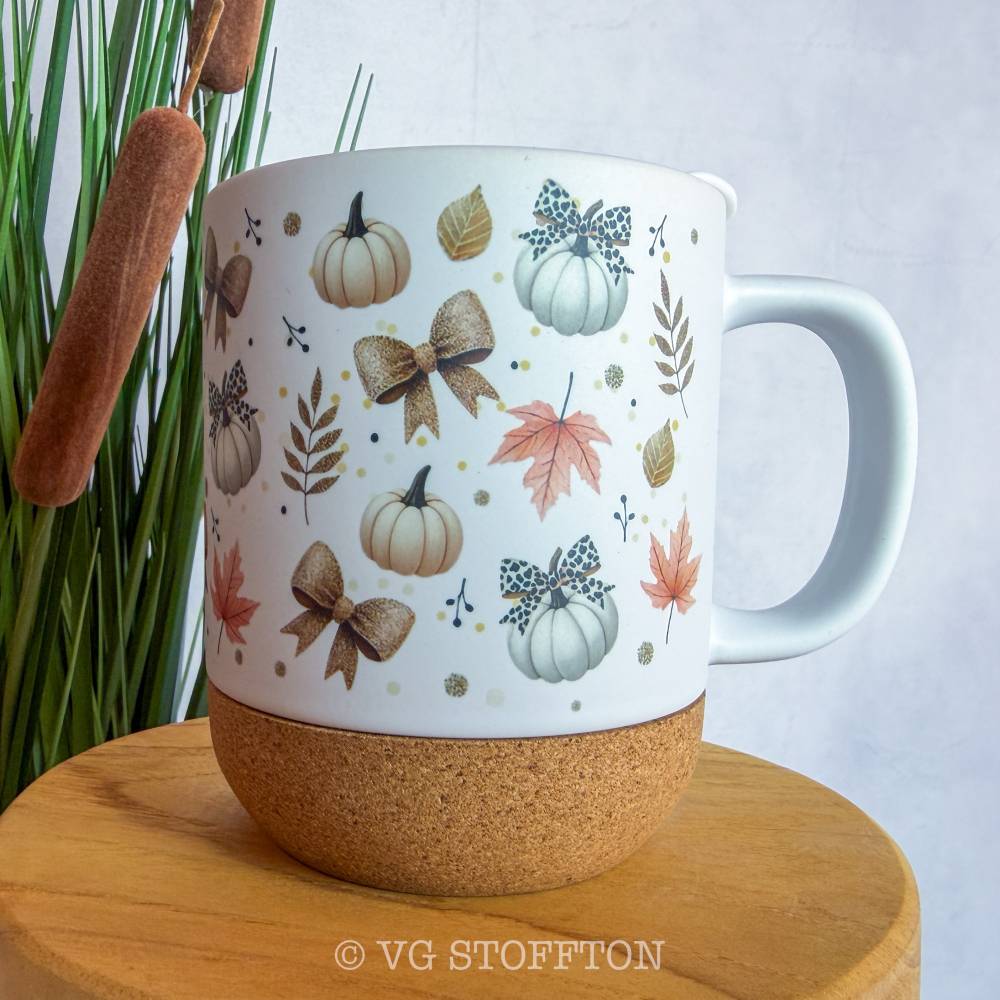 Herbst Tasse mit Korkboden 300 ml – Kürbisse & Leo Schleifen – herbstliche Kaffeetasse – Geschenk für Pumpkin Season