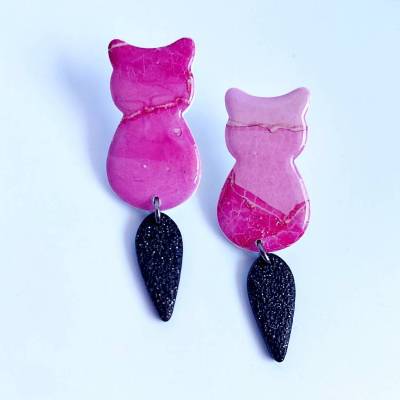Katzenanhänger lang – Handgemachter Schmuck aus PolymerClay und Edelstahl