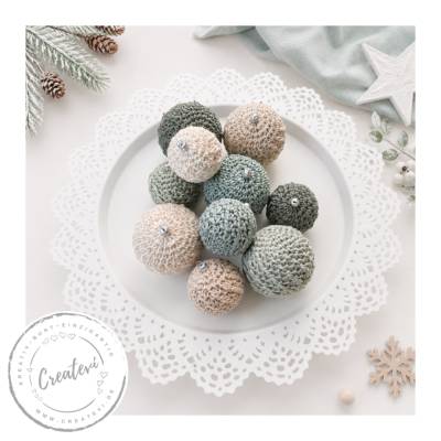 Gehäkelte Weihnachtskugeln 10er Set, handgemachter Christbaumschmuck, Grün-Beige, 5 und 7 cm