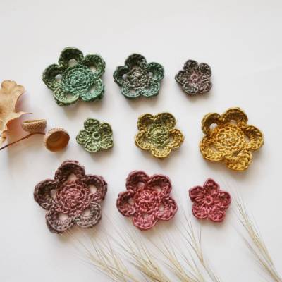 3 gehäkelte Blumen zum Aufnähen “Eichelzeit” - Herbstdeko,Jahreszeitenteller,Herbstfarben,grün,braun