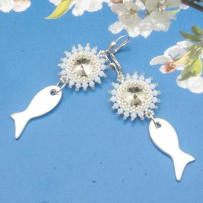 maritime Ohrringe Metallfischanhänger, weiß, Geburtstag, Weihnachten, Ohrhänger, Glasperlenschmuck, Geschenkidee, Unikat