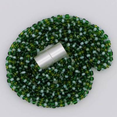 Halskette - grün - Häkelkette in Grüntönen - 54 cm - Perlenkette aus Glasperlen gehäkelt - Rocailles - Häkelschmuck