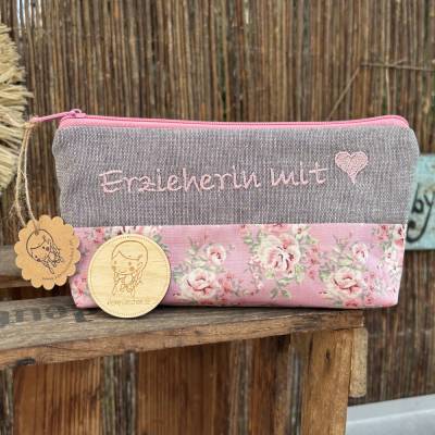 Erzieherin mit Herz – Rosa gemustertes Schlampermäppchen als Geschenk | Federmappe Stiftemappe personalisiert