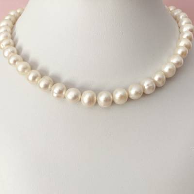 Elegante Perlenkette mit Echt-Gold Verschluss: 585/14 ct., weiße ovale Zuchtperlen, Geschenk Frau, Handarbeit