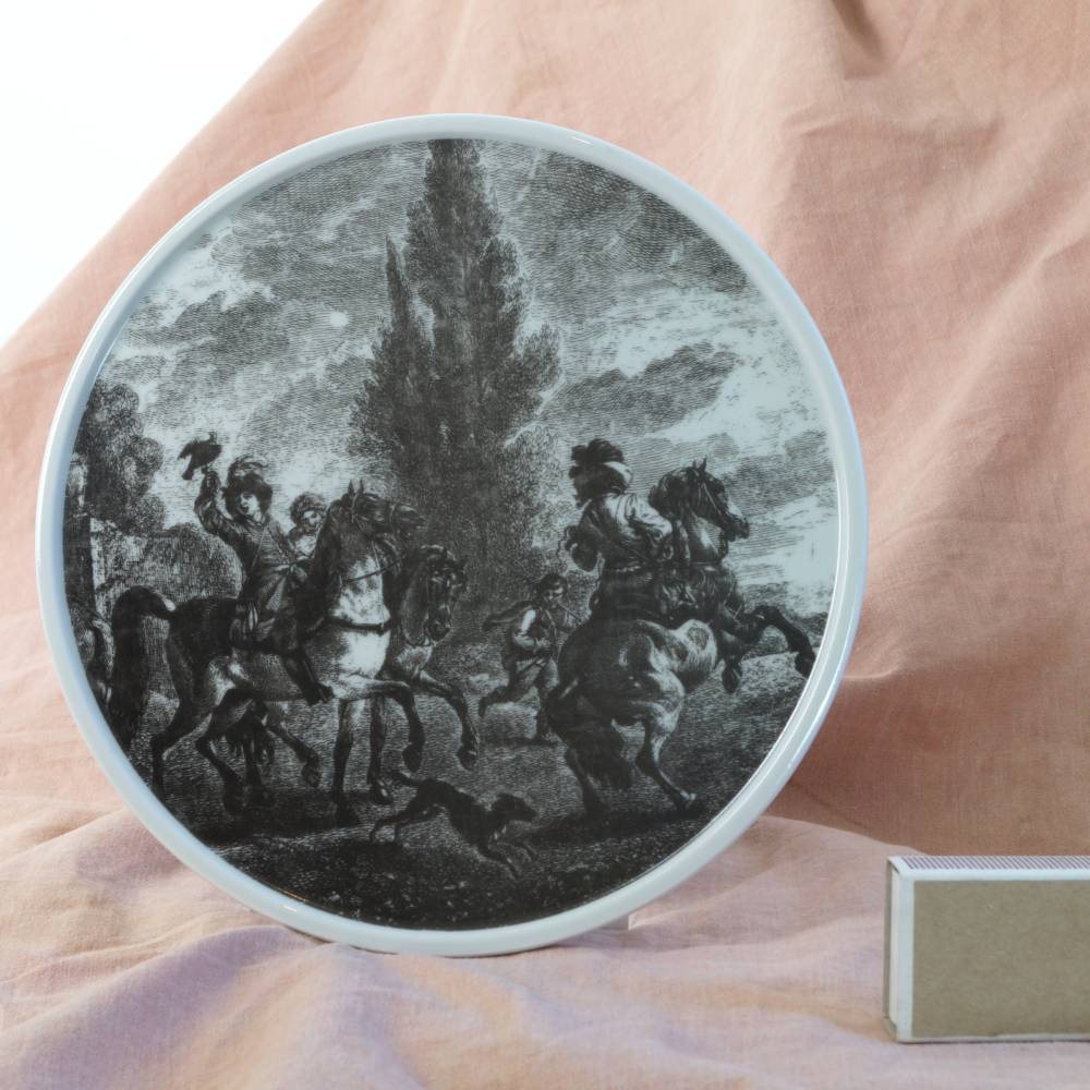 Wandteller rund Schmuckteller dekorativer Zierteller mit Kupferstich Jagdszene Porzellan Sammelteller Lichte Ø 20cm DDR