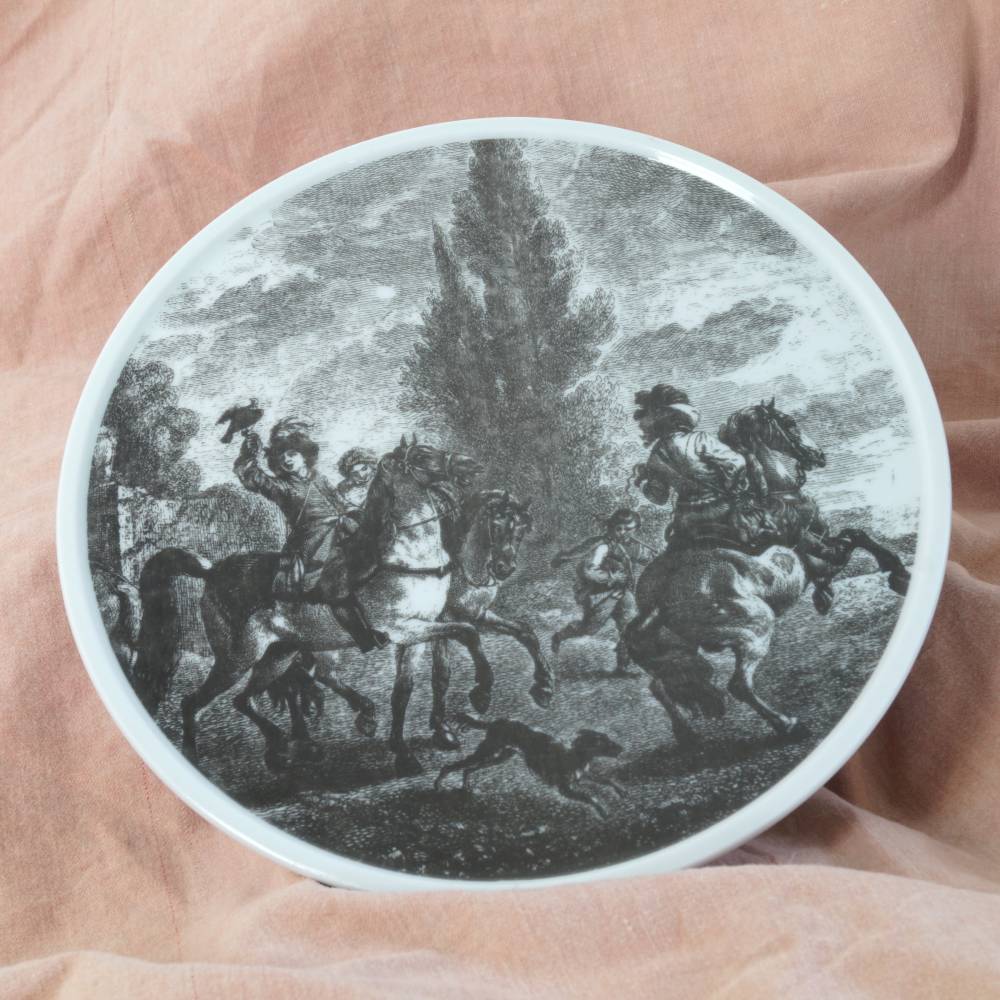 Wandteller rund Schmuckteller dekorativer Zierteller mit Kupferstich Jagdszene Porzellan Sammelteller Lichte Ø 20cm DDR