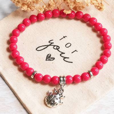 Glücksarmband mit Glückskäfer – Handgemachtes Perlenarmband in Fuchsia, elastisch, Wunschgröße, Geschenkidee im Boho Hippie Stil