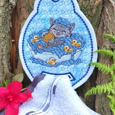 Stickdatei Katze baden 10x10cm – Lustiges Katzenmotiv mit Quietscheentchen für deine Stickmaschine
