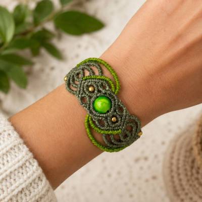 Makramee Armband in khakigrün und pistaziengrün mit einer marmorierten Acrylperle und bronzefarbenen Metallperlen