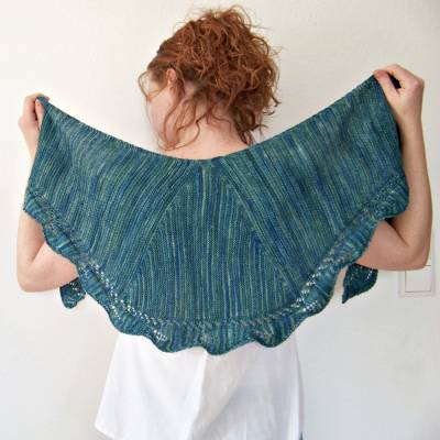 Strickanleitung Tuch "Hold On" Halbrund mit Blattmuster und verkürzten Reihen
