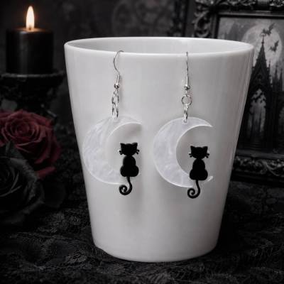 Halbmond Ohrringe schwarze Katze aus Acryl mit 925 Silber Ohrhaken – handgefertigt & schimmernd