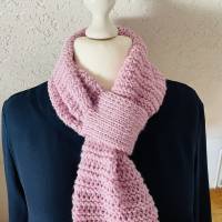 Handgestrickter Wollschal in rosè 75 cm lang- Strickschal mit Schlaufe für Damen & Mädchen, farbiges Accessoire