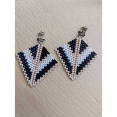 Geometrische Ohrringe aus feinen Perlen mit Edelstahl-Verschluss – handgefertigter Unikat-Schmuck