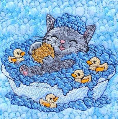 Stickdatei Katze baden 18-20x26-30cm, 21x40cm EXP – Lustiges Katzenmotiv mit Quietscheentchen für deine Stickmaschine