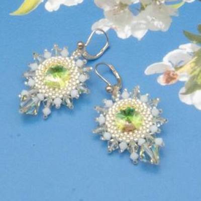 Lässige funkelnde weiß, grüne Ohrringe, handgemachte Schmuckunikate aus Glasperlen, Geschenkidee für Frauen, Freundin