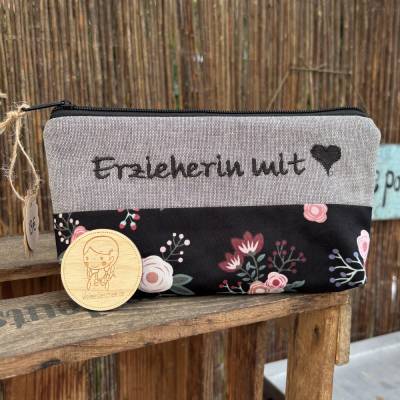 Erzieherin mit Herz – Schwarz gemustertes Schlampermäppchen als Geschenk | Federmappe Stiftemappe personalisiert