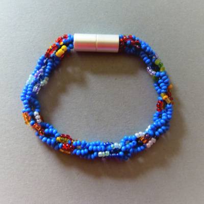 Armband, Häkelarmband bleistiftblau mit bunt, Länge 20 cm, aus Rocailles gehäkelt, Magnetverschluß