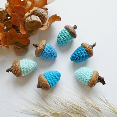 6 gehäkelte Eicheln zur Tischdeko - Meereswasser - Jahreszeiten,Herbstdeko,Herbstteller,Floristik,Naturkappen,herbstlich