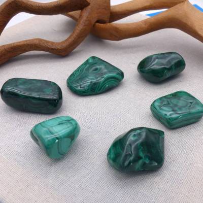 Malachit-Trommelstein-Handschmeichler- grün - Länge 2-4cm - Naturstein - Glücksbringer